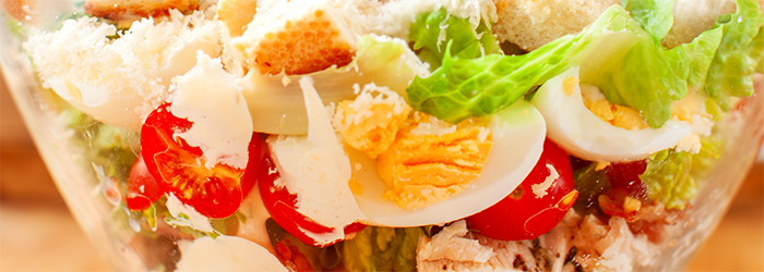 Sałatka z kurczakiem, jajkiem, boczkiem, grzankami oraz sosem Cezar