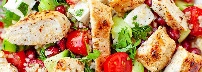 Sałatka z kurczakiem, kuskusem i fetą