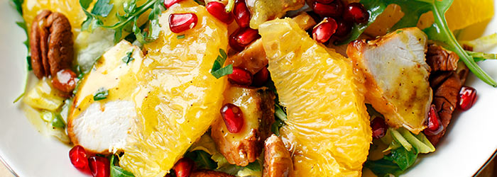 Sałatka z kurczakiem, pomarańczą i orzechami