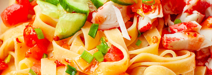 Sałatka z makaronem i paluszkami krabowymi