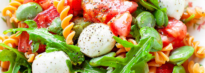 Sałatka z makaronem z czerwonej soczewicy