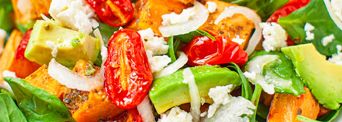 Sałatka z pieczonych batatów, pomidorków i awokado