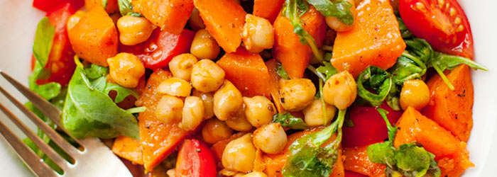 Sałatka z pieczonych batatów i ciecierzycy