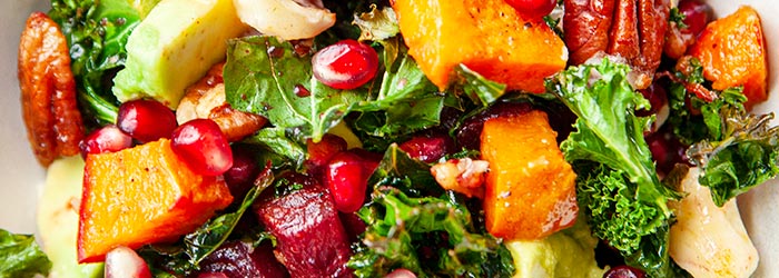 Sałatka z pieczonych buraków, batatów i jarmużu