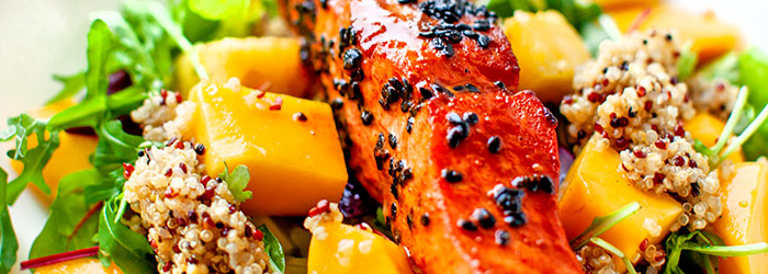 Sałatka z pieczonym łososiem