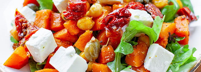 Sałatka z pieczoną dynią, ciecierzycą, fetą i suszonymi pomidorami