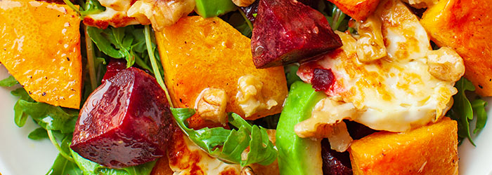 Sałatka z pieczoną dynią, serem halloumi i burakiem