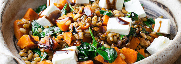 Sałatka z pieczoną dynią, szpinakiem, kaszą pęczak i orzechami włoskimi