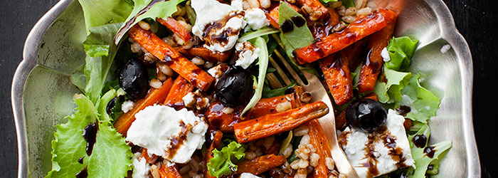 Sałatka z pieczoną marchewką, pęczakiem, fetą i czarnymi oliwkami