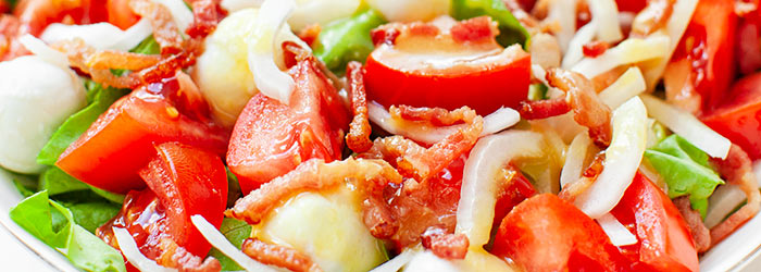 Sałatka z pomidorem, mozzarellą i boczkiem