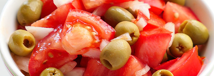 Sałatka z pomidorów, zielonych oliwek i cebuli