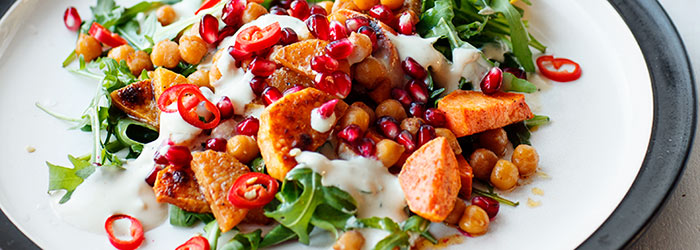 Sałatka z rukolą, pieczonymi batatami, ciecierzycą i granatem