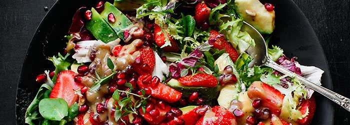 Sałatka z truskawkami, awokado, granatem i sosem tahini