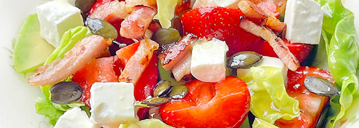 Sałatka z truskawkami, awokado i boczkiem