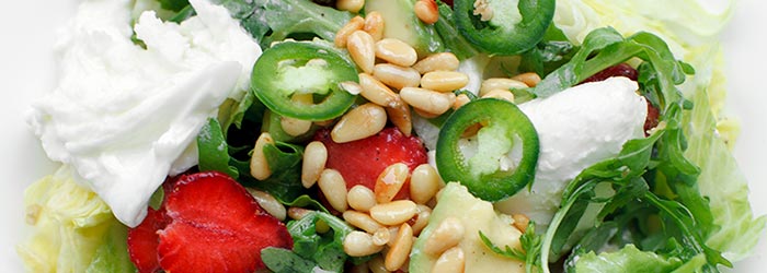 Sałatka z truskawkami, awokado i mozzarellą