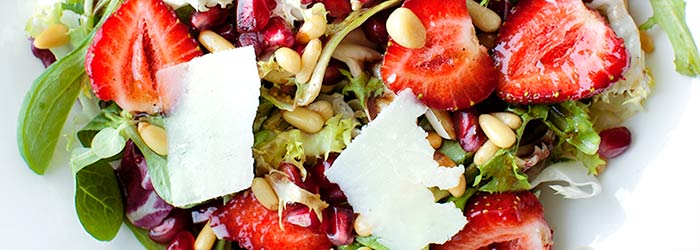 Sałatka z truskawkami, granatem i orzeszkami pinii