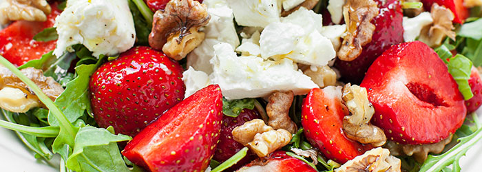 Sałatka z truskawkami, rukolą, fetą i orzechami