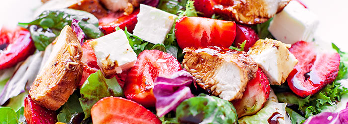 Sałatka z truskawkami i kurczakiem balsamico