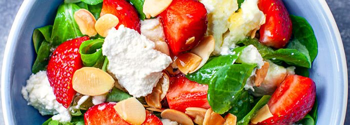 Sałatka z truskawkami i ricottą