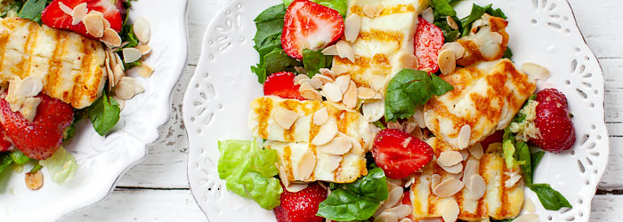 Sałatka z truskawkami i serem halloumi