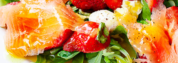 Sałatka z truskawkami i łososiem wędzonym