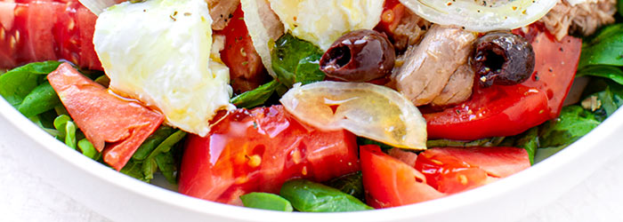 Sałatka z tuńczykiem i pomidorem