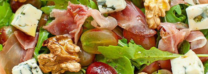 Sałatka z winogronami, suszoną szynką i orzechami włoskimi