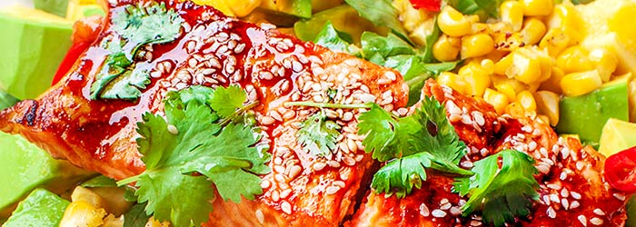 Sałatka z łososiem teriyaki, mango i awokado