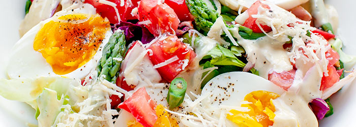 Sałatka ze szparagami, jajkiem i sosem Cezar