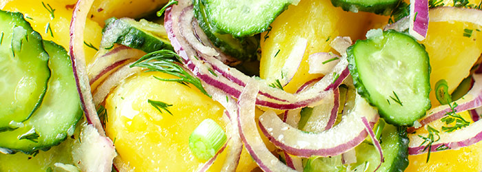 Sałatka ziemniaczana z ogórkami oraz czerwoną cebulą