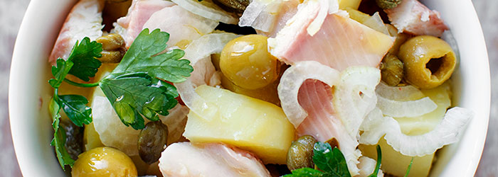 Sałatka ziemniaczana z wędzonym pstrągiem