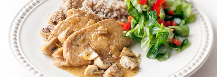 Schab gotowany w sosie z pieczarkami