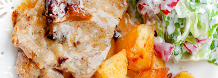 Schab gotowany w sosie z suszonymi śliwkami