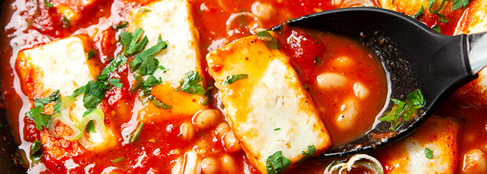 Ser halloumi w pomidorach z fasolą