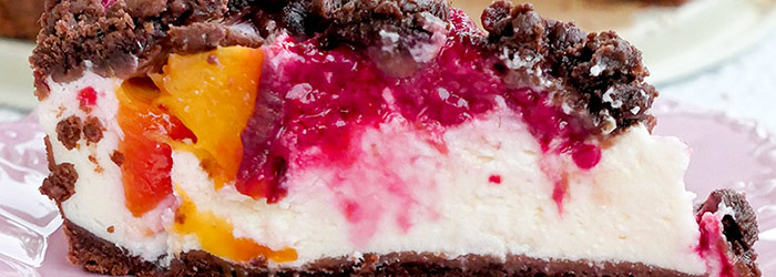 Sernik z malinami i brzoskwiniami