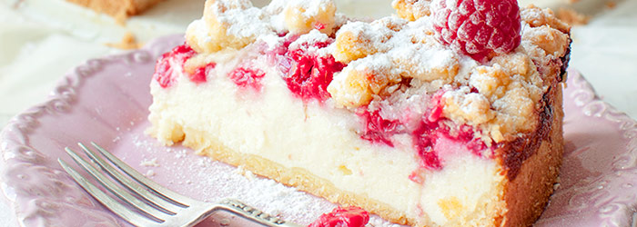 Sernik z malinami i kruszonką