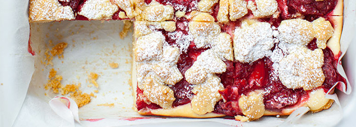 Sernik z truskawkami i kruszonką