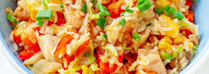 Smażony ryż po chińsku z kurczakiem i warzywami