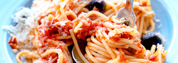 Spaghetti puttanesca z tuńczykiem