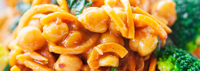 Spaghetti z batata z ciecierzycą, szpinakiem i brokułem