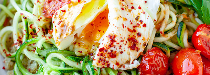 Spaghetti z cukinii z quinoa, jajkiem w koszulce i pomidorkami