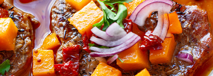 Steki z karkówki pieczone z dynią i suszonymi pomidorami