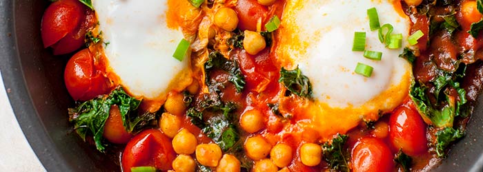 Szakszuka z jarmużem i ciecierzycą