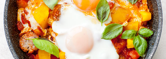 Szakszuka z papryką i kiełbasą