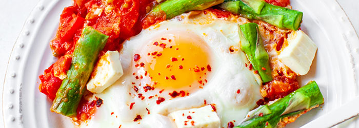 Szakszuka ze szparagami i fetą