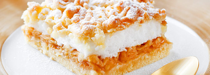 Szarlotka z bezą i kruszonką