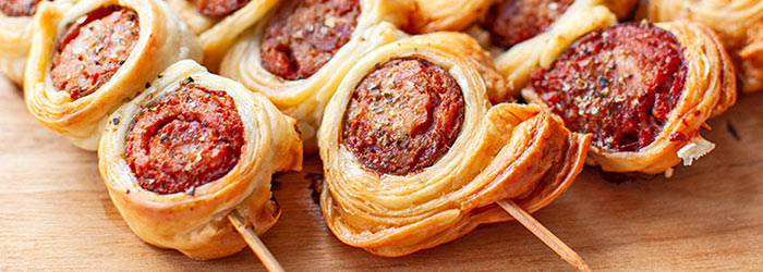 Szaszłyki z kiełbasy w cieście francuskim