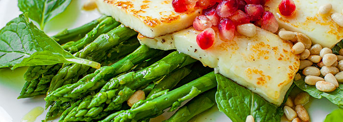 Szparagi z halloumi i granatem