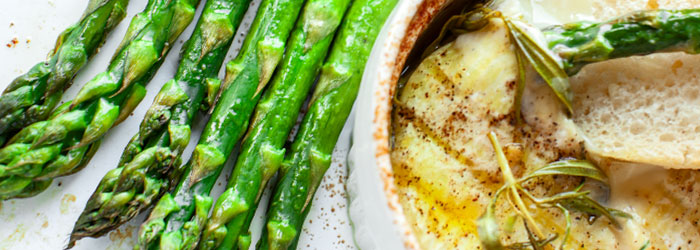 Szparagi zapiekane z serem camembert i grzankami