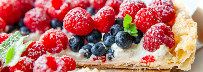 Szybka tarta na cieście francuskim z mascarpone i owocami